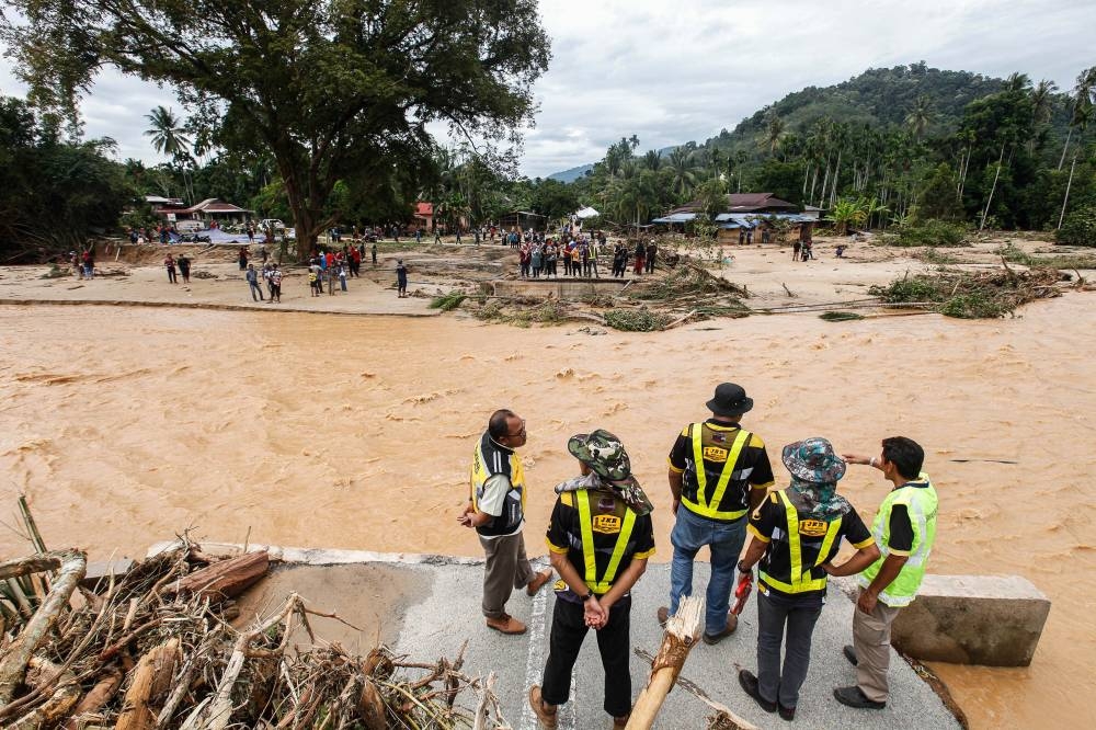 File picture of workers clearing the aftermath of the flash flood affecting Kampung Bukit Iboi and its surrounding areas in Baling, Kedah, July 5, 2022. — Picture by Sayuti Zainudin