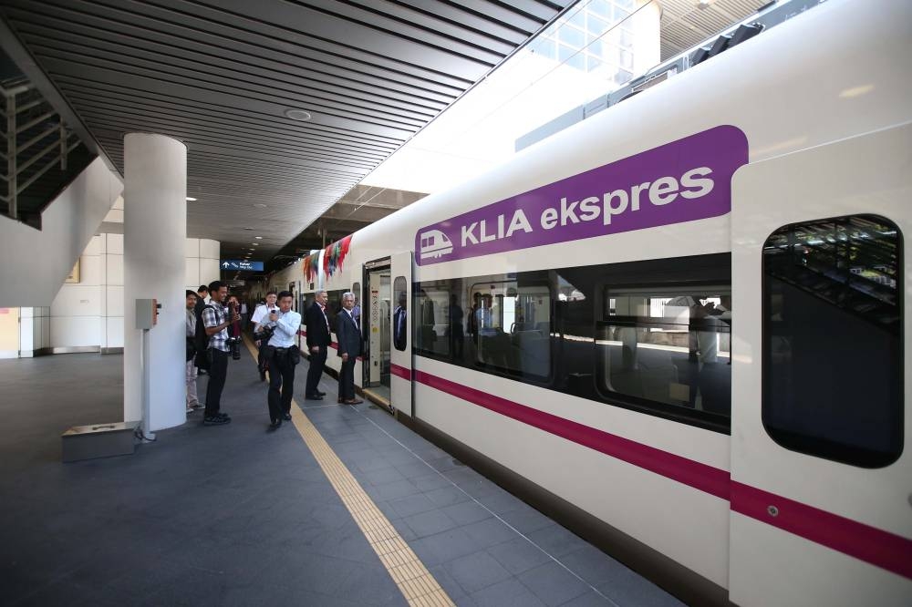 People board the KLIA Express in Kuala Lumpur March 13, 2018. — Picture by Azinuddin Ghazali 
