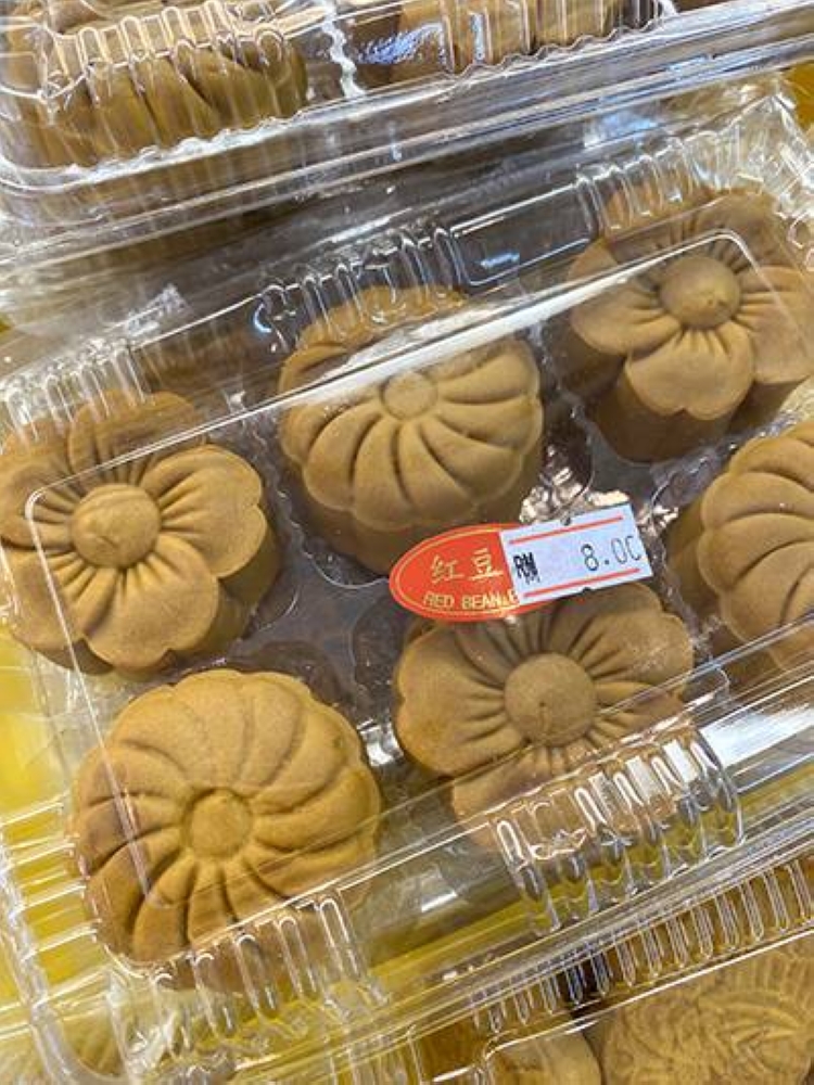 Since Mid-Autumn festival is approaching, they also sell various types of vegetarian mooncakes like this baked variety.