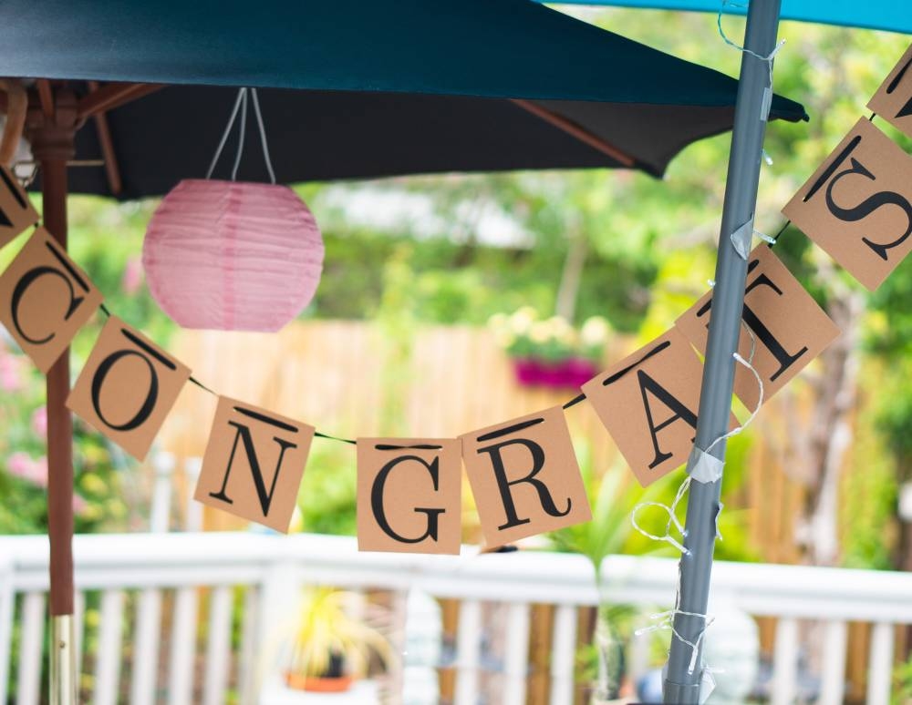 Hilarious banners, stickers and fairy lights were hung outside the woman's home in London to announce her divorce. — Picture via Unsplash.