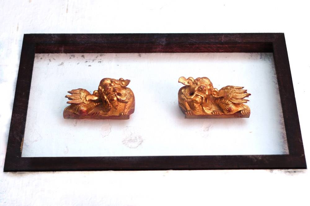 Bronze Chinese guardian lions or 'tóngshī' on the wall.