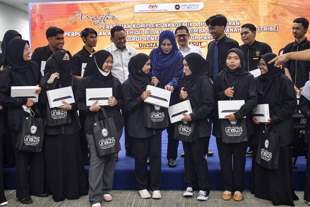 Higher Education Minister Datuk Seri Noraini Ahmad (centre) with recipients of student equipment donations at the Inauguration Ceremony of the Academic and Administrative Building, Al-Wathiqu Billah Library Building at the UniSZA Besut campus, September 8, 2022. — Bernama pic 