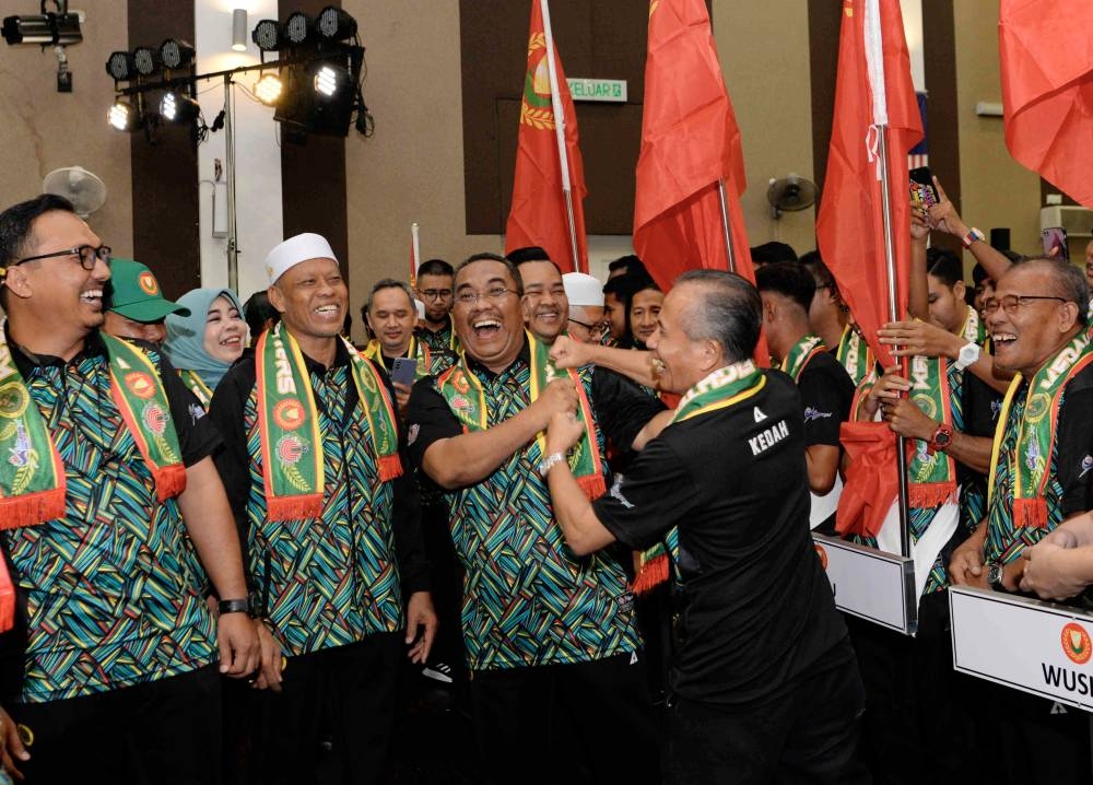Kedah Mentri Besar Datuk Seri Muhammad Sanusi Md Nor (3rd left) at the ceremony to hand over the flag to the Kedah contingent in conjunction with the Malaysia Games (Sukma) 2022 at Dewan Seri Mentaloon, Kedah, September 8, 2022. — Bernama pic 
