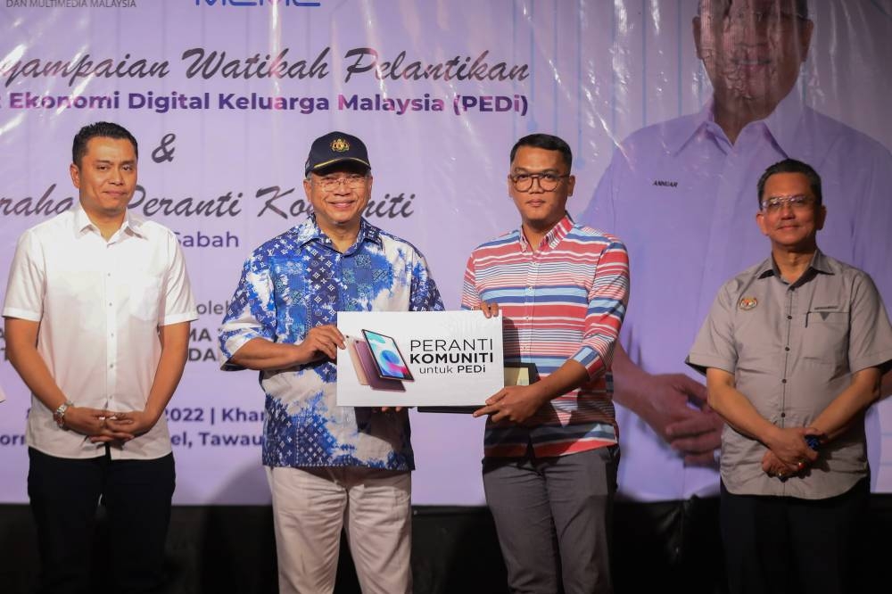Communications and Multimedia Minister Tan Sri Annuar Musa (2nd left) presents an appointment letter to a PEDi chairman in Tawau, September 8, 2022. — Bernama pic 