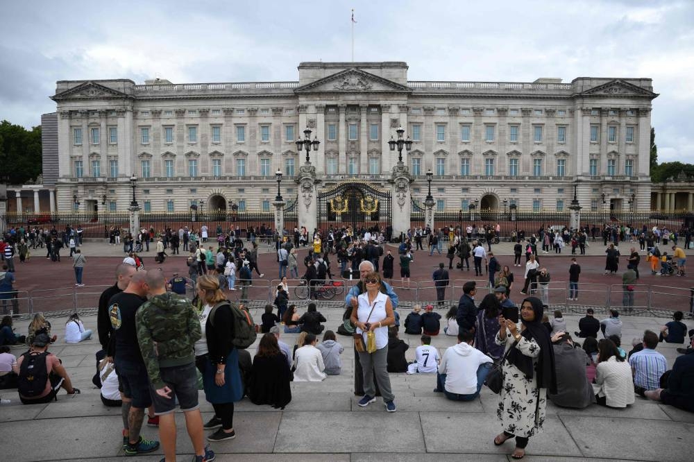 Crowds gather outside Buckingham Palace, central London, on September 8, 2022. — AFP pic