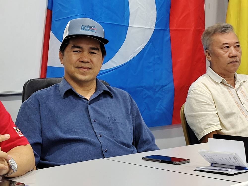 Sarawak PKR chairman Roland Engan speaks to reporters in Kuching September 9, 2022. — Picture by Sulok Tawie