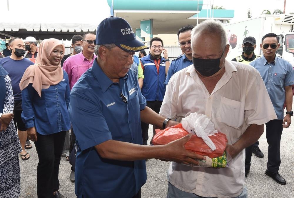 Tan Sri Muhyiddin Yassin is pictured during a 'Jualan Prihatin Rakyat' programme in Bukit Pasir, Pagoh September 10, 2022. — Bernama