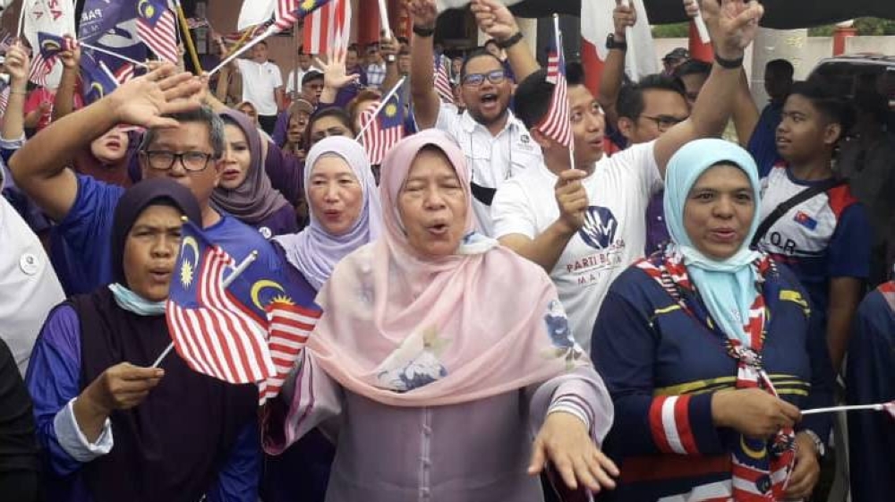 Parti Bangsa Malaysia (PBM) president designate Datuk Zuraida Kamaruddin (centre) with the local community at a programme at Lian Hua San Thai Zhi Temple in Taman Kota Masai, Pasir Gudang today. Sept 10, 2022. — Picture by Ben Tan