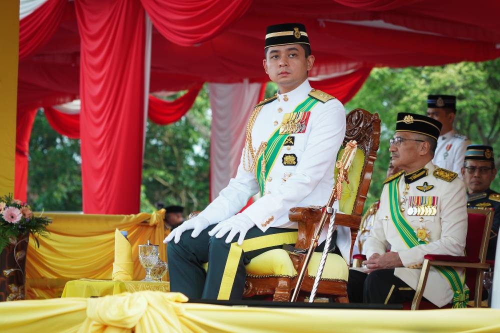 The Regent of Pahang, Tengku Mahkota Tengku Hassanal Ibrahim Alam Shah Ibni Al-Sultan Abdullah Riayatuddin Al-Mustafa Billah Shah (front) gracing the Royal Commissioning Ceremony of Cadet Officers of the Reserve Officer Training Team (PALAPES) held at Universiti Kebangsaan Malaysia (UKM), September 10, 2022. Also participating is Senior Minister of Defense, Datuk Seri Hishammuddin Hussein (back). — Bernama pic