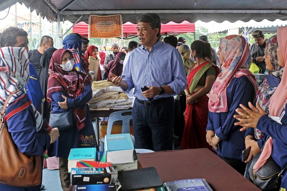 Barisan Nasional (BN) Deputy Chairman Datuk Seri Mohamad Hasan who is also a member of the Rantau State Legislative Assembly mingling with the park community at the Bandar Sri Sendayan Safety and Health Mini Expo at Hijayu Elvina, Seremban, September 10, 2022. — Bernama pic