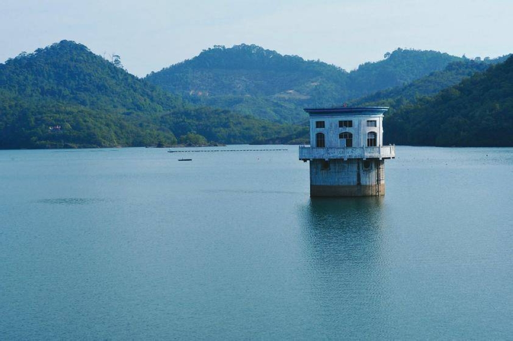 File picture shows low level water reserve at the Air Itam dam and reservoir in Penang. — Malay Mail pic