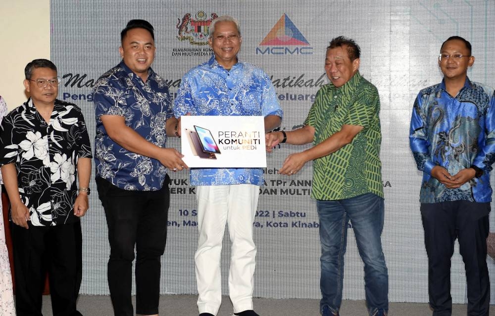 Minister of Communications and Multimedia Tan Sri Annuar Musa with Sabah Deputy Chief Minister Datuk Seri Bung Moktar Radin (second right) while attending appointment of Chairman of the PEDi Sabah Zone 1 and 4 in Kota Kinabalu, September 10, 2022. — Bernama pic