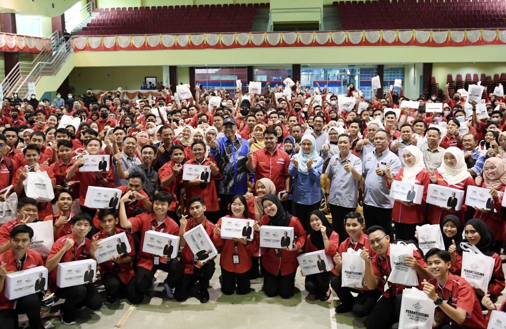 Communications and Multimedia Minister Tan Sri Annuar Musa poses for a picture with students of Kota Kinabalu Polytechnic in Sepanggar who received a device under the PerantiSiswa Keluarga Malaysia (Malaysian Family Student Device) programme in Kota Kinabalu September 11, 2022. — Bernama pic