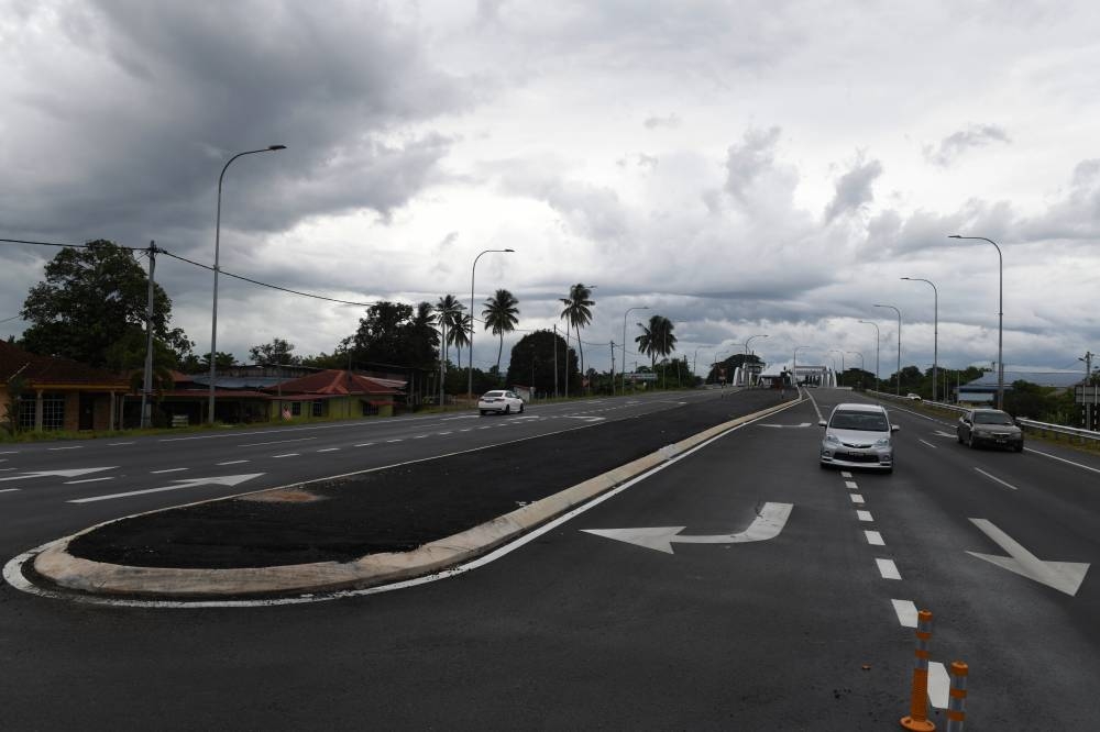 Senior Works Minister Datuk Seri Fadillah Yusof today officiated a project to expand the road from Permatang Pak Elong to the Merdeka bridge in Kepala Batas September 11, 2022. — Bernama pic
