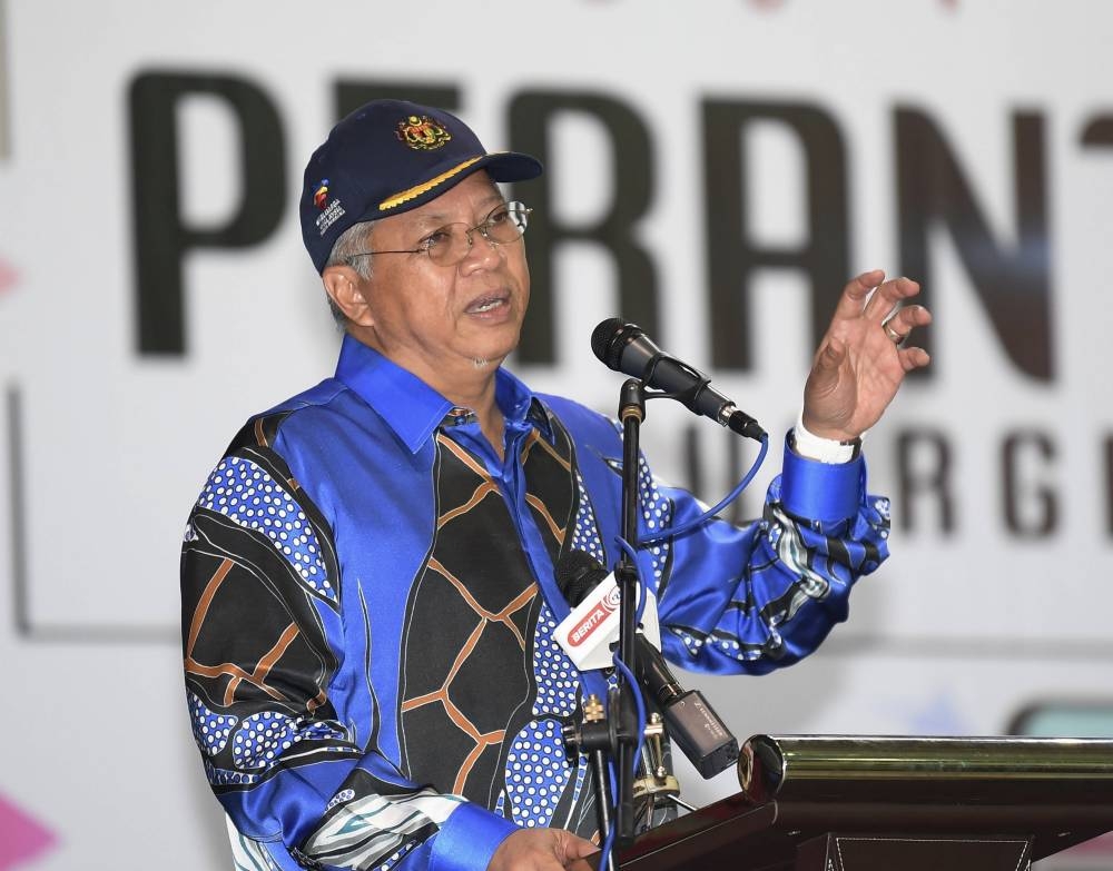 Communications and Multimedia Minister Tan Sri Annuar Musa speaks during a ceremony to handover the devices to 493 students of Kota Kinabalu Polytechnic in Sepanggar under the PerantiSiswa Keluarga Malaysia (Malaysian Family Student Device) programme in Kota Kinabalu September 11, 2022. — Bernama pic