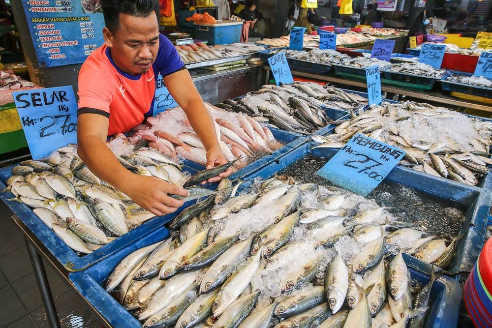 A kilogramme of ‘ikan kembung’ is priced at RM27 at this stall in Seksyen 6 wet market in Shah Alam on September 8, 2022. — Picture by Yusof Mat Isa   