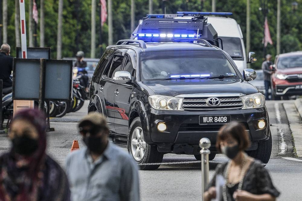 An SUV ferrying Datuk Seri Najib Razak arrives at the Kuala Lumpur High Court September 12, 2022. — Picture by Hari Anggara