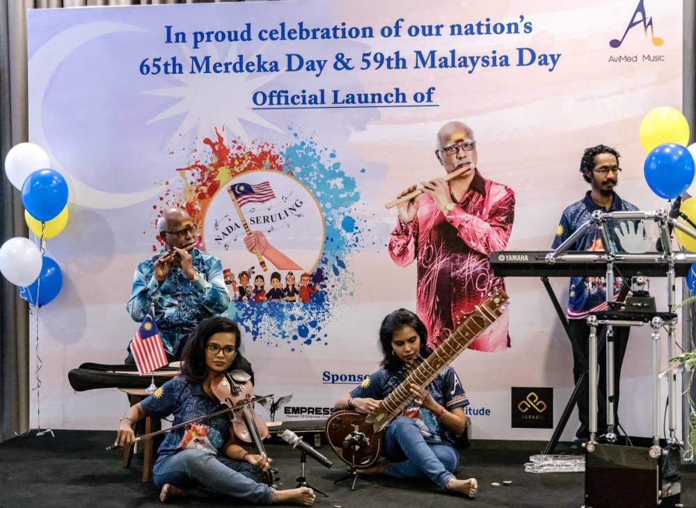 Uncle Perul played a few Tamil and Hindi hits with his two daughters who played the sitar and violin. — Picture by Firdaus Latif.