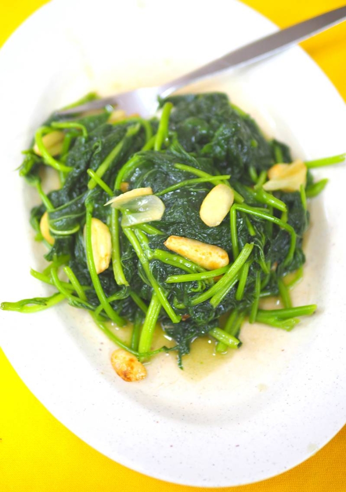 To balance all the meat dishes, we ordered stir fried sweet potato leaves with garlic.