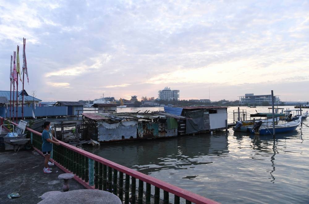 The sea level at the Bagan Hailam fishing village is at 5.5 metres following the phenomenon of high tide in Port Klang September 12, 2022. — Bernama pic