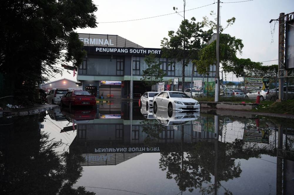 Several vehicles are seen in rising waters that reached 5.4 metres following the phenomenon of high tide at the South Port Passenger Terminal in Port Klang September 12, 2022. — Bernama pic