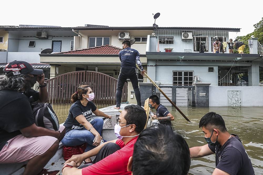 File picture of volunteers assisting in relief and rescue efforts in Taman Sri Muda, Section 25, Shah Alam December 20, 2021. — Picture by Hari Anggara