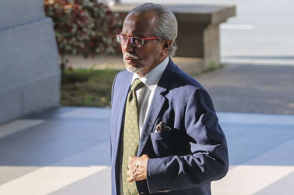 Lawyer Tan Sri Mohammad Shafee Abdullah arrives at the Kuala Lumpur High Court September 13, 2022. — Picture by Yusof Mat Isa