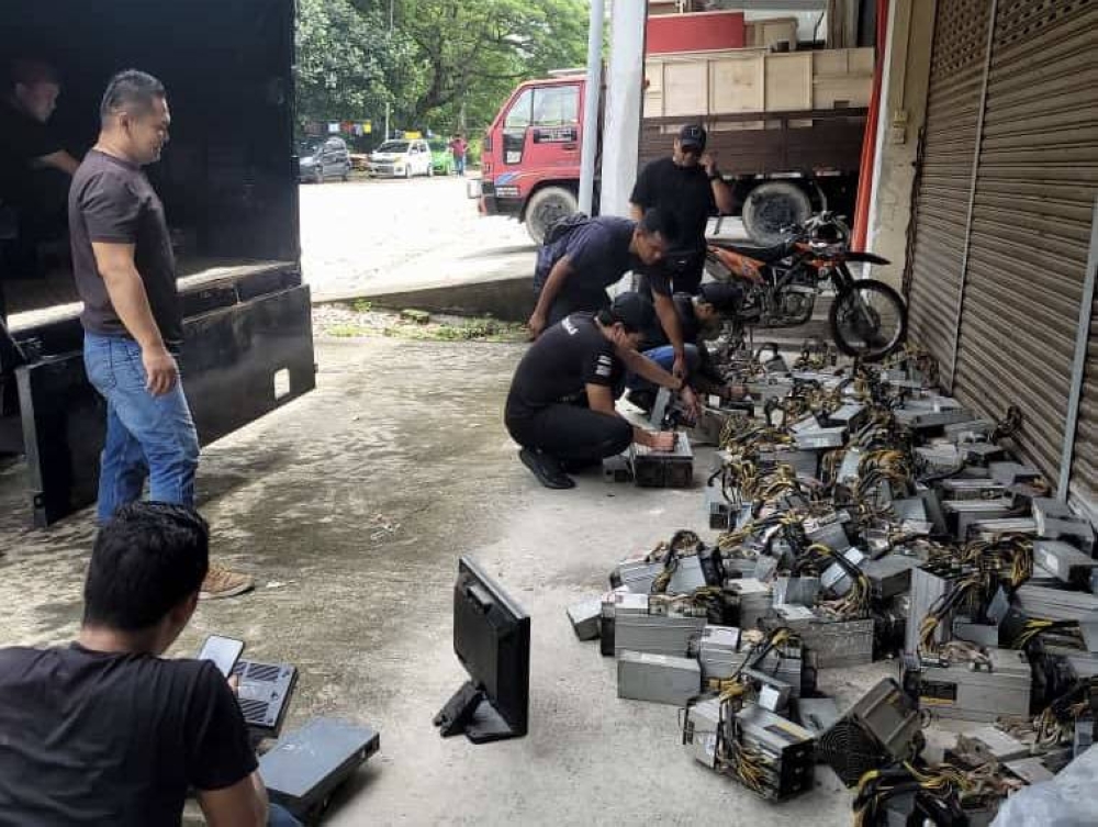 Some of the cryptocurrency mining equipment that was seized after the raid on two shophouses in Taman Wawasan, Batu Pahat yesterday. — Picture courtesy of the Batu Pahat district police