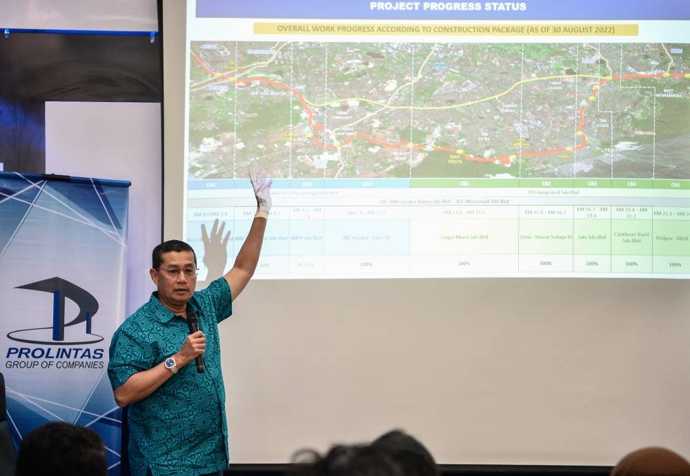 Projek Lintasan Kota Holdings Sdn Bhd group executive officer Datuk Mohammad Azlan Abdullah gives a media briefing on the opening of the first phase of SUKE in Kuala Lumpur, September 14, 2022. — Bernama pic