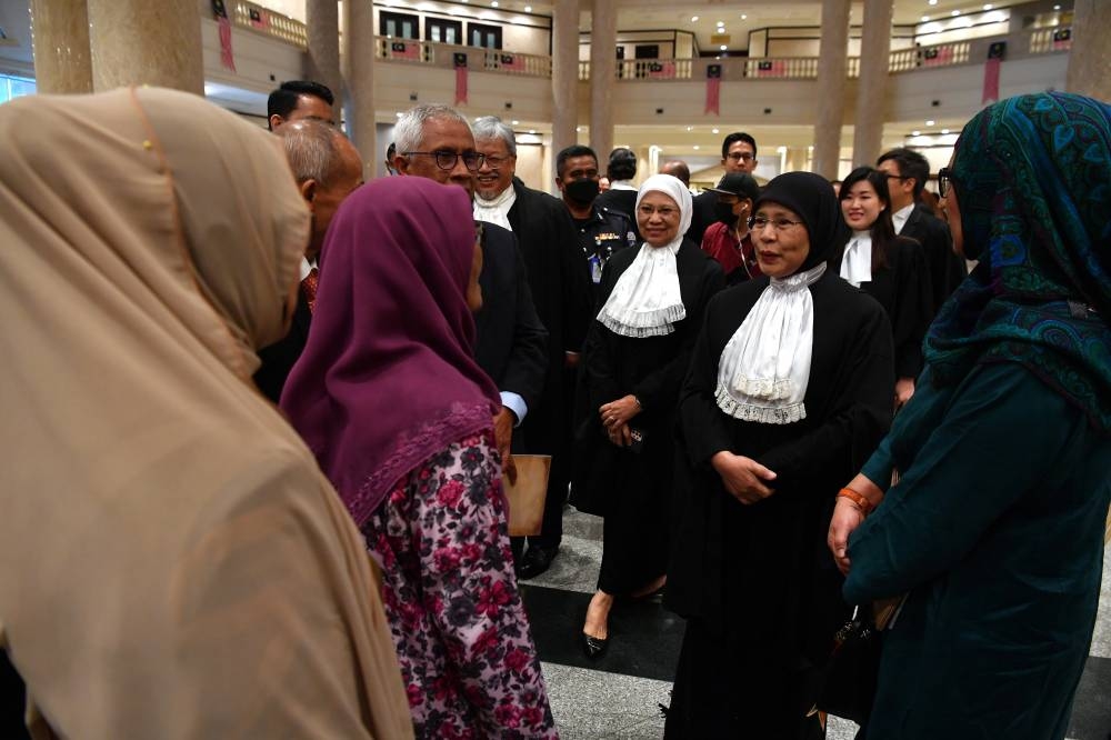 Chief Justice Tun Tengku Maimun Tuan Mat (2nd, right) with family members of the late Tun Mohamed Salleh Abas at the Palace of Justice in Putrajaya, September 14, 2022. — Bernama pic 