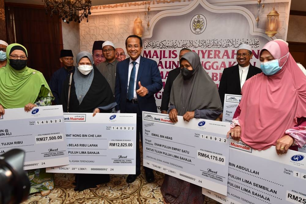 Terengganu Mentri Besar Datuk Seri Ahmad Samsuri Mokhtar (centre) poses for a picture while handing-out of the arrears in allowance for the imam and muezzins of the district mosques in Terengganu at Wisma Darul Iman in Kuala Terengganu September 14, 2022. — Bernama pic