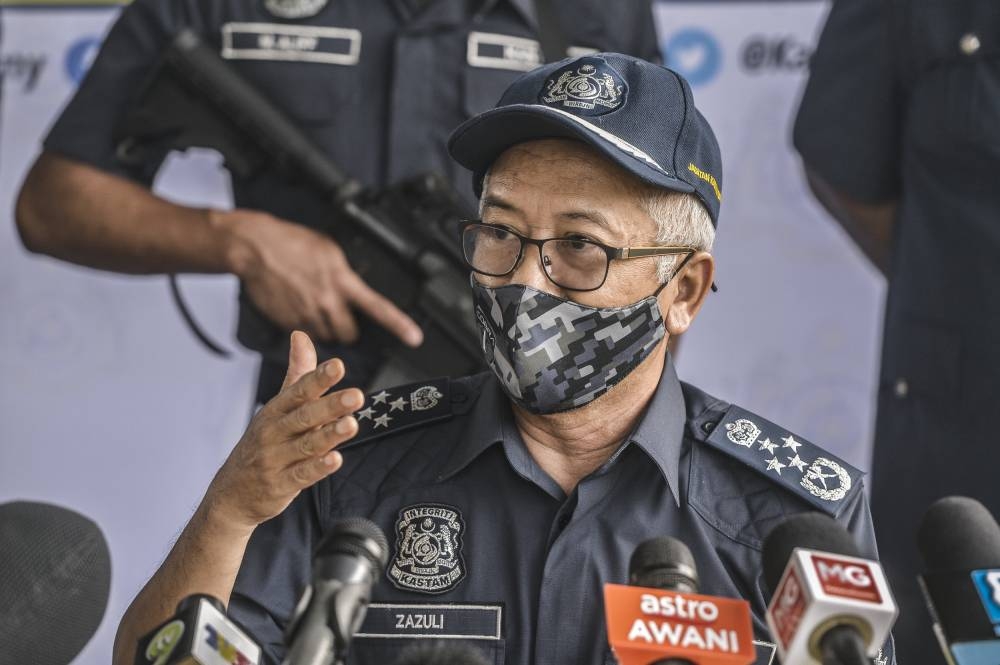 Customs director-general Datuk Zazuli Johan said the confiscation was made when a Narcotics Branch team from JKDM headquarters raided a 40-foot container and found the drugs in tea packages wrapped in aluminum and hidden in an industrial machine. — Picture by Hari Anggara