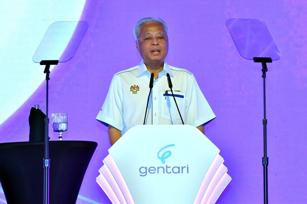 The prime minister said under the Phase 3 BKM, each recipient will receive RM900, while more than 80,000 whose applications were approved, would receive up to RM2,350 based on their category of eligibility, including the Additional Cash Incentive announced by the government in June. — Bernama pic