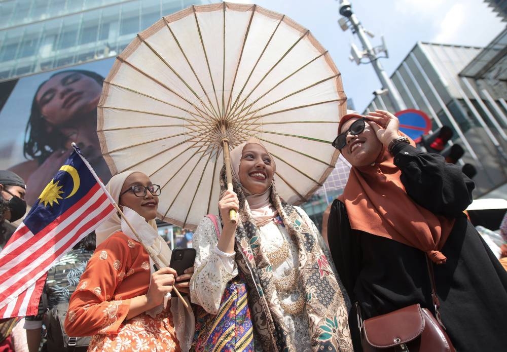 Female visitors wearing traditional clothing while attending the Keretapi Sarong programme in conjunction with Malaysia Day 2022 in Kuala Lumpur, September 16, 2022. — Bernama pic