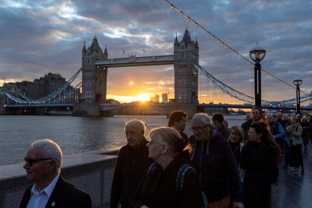 Queue To See Queen Elizabeth s Coffin Paused After Reaching Capacity 