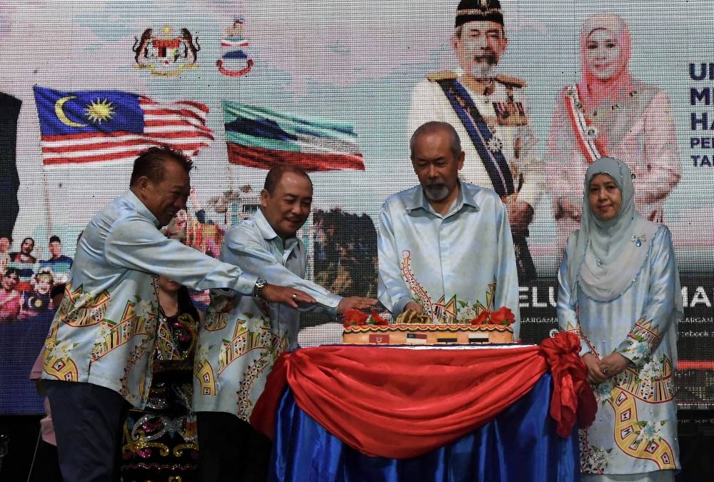 Sabah Governor Tun Juhar Mahiruddin cuts the Malaysia Day 2022 cake in conjunction with Sabah’s Malaysia Day celebration at Padang Merdeka in Kota Kinabalu, September 16, 2022. With him are Chief Minister Datuk Seri Hajiji Noor (2nd, left) and Deputy Chief Minister Datuk Seri Bung Moktar Radin. — Bernama pic 