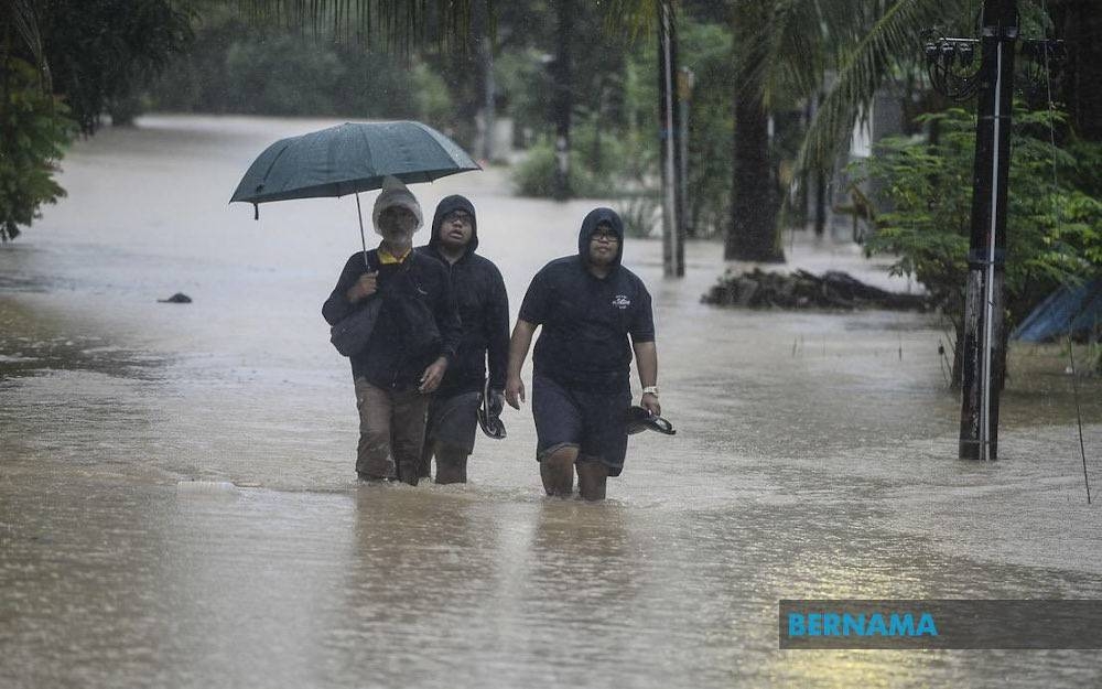 The number of flood victims in Batu Pahat has dropped to 232 people. ― Picture via Twitter/Bernama