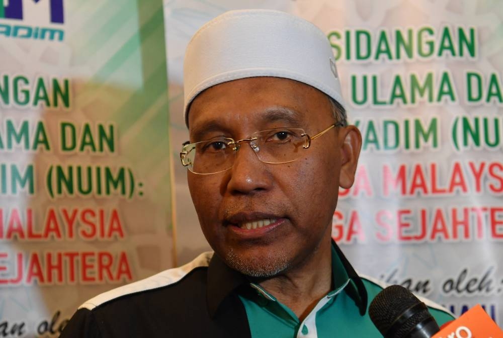 Datuk Idris Ahmad speaks to reporters at the Yayasan Dakwah Islamiah Malaysia (Yadim)’s Nadwah Ulama dan Ilmuan conference in Putrajaya September 17, 2022.  ― Bernama pic