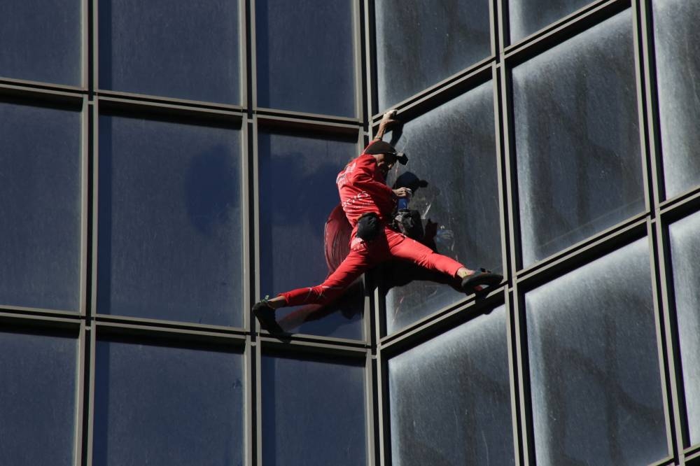 Der französische Spider-Man, Kletterer Alain Robert, klettert am 17. September 2022 auf den TotalEnergies-Wolkenkratzer in La Defense bei Paris, Frankreich. – Reuters