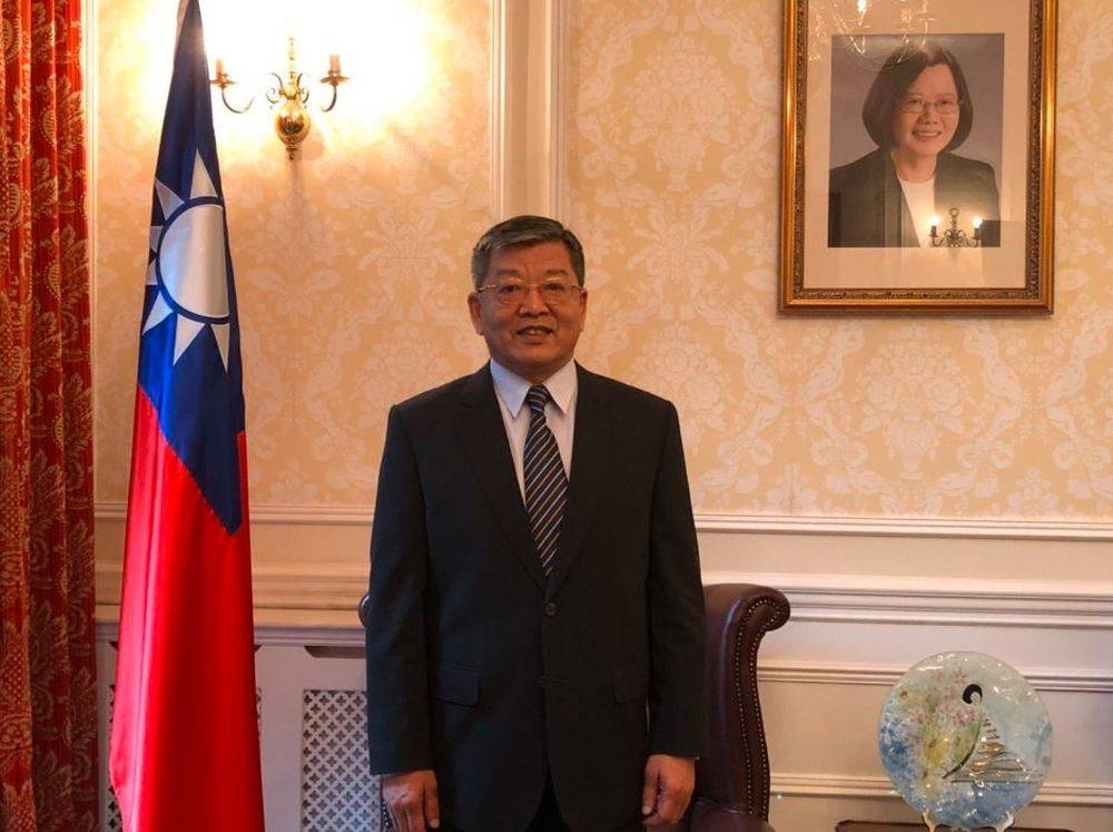 Taiwan's de facto ambassador in London, Kelly Hsieh, has received a 'special invite' to sign the book of condolence for Britain's Queen Elizabeth. — Picture courtesy of Twitter/ Taiwan in the UK