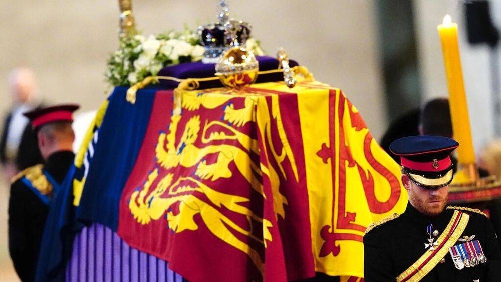 Queen Elizabeth II 's grandchildren held a vigil around her coffin in the run-up to her funeral. — AFP pic