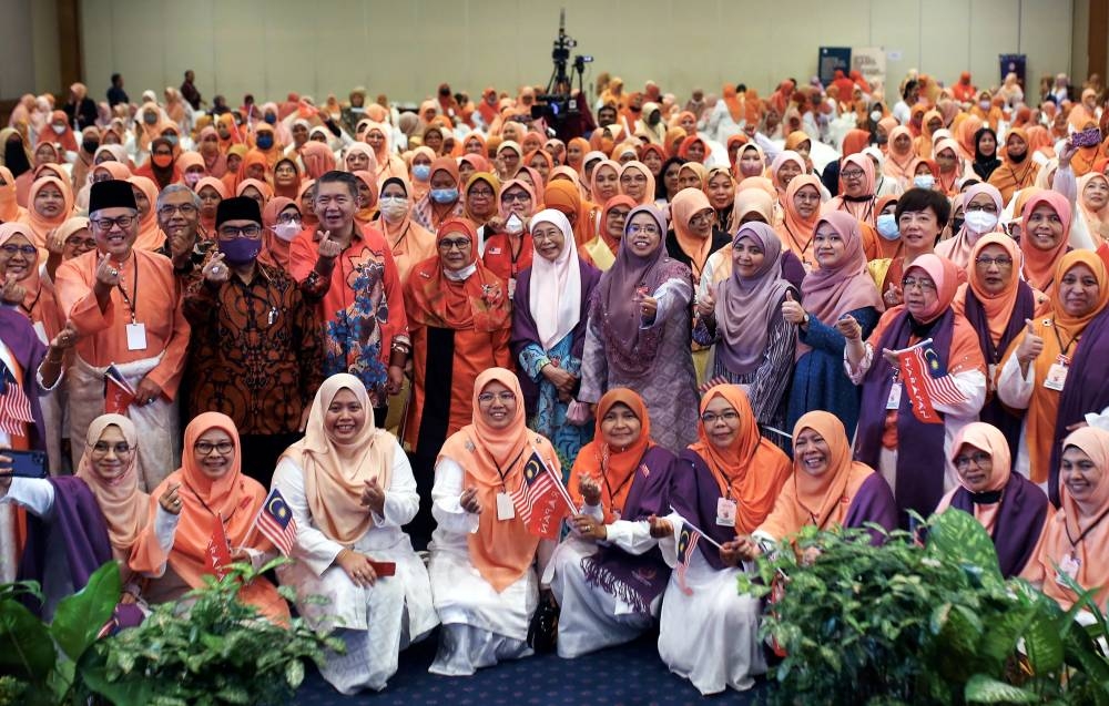 File picture shows Deputy President of Amanah Negara Datuk Seri Salahuddin Ayub (standing fourth left) posing with delegates at the 2022 National Amanah (AWAN) Women's Force Convention, Parti Amanah Negara in Seremban, September 16, 2022. — Bernama pic