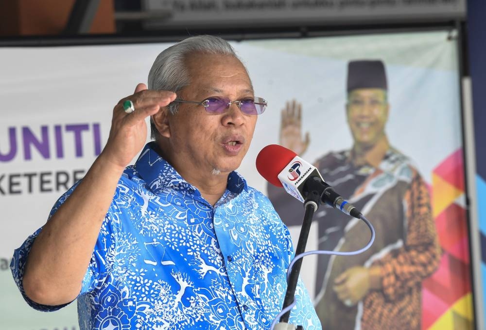 Minister of Communications and Multimedia Ministry Tan Sri Annuar Musa speaks at the presentation session of the PerantiSiswa devices at Kelantan Matriculation College in Kok Lanas. — Bernama pic
