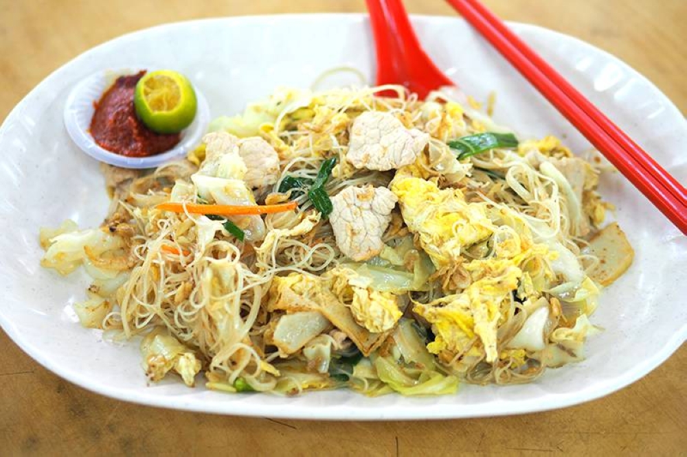 Order this simple but flavourful fried 'beehoon' with dried prawns or 'har mai' for a satisfying meal.
