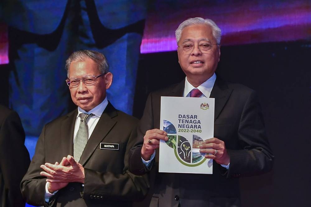 Prime Minister Datuk Seri Ismail Sabri Yaakob at the launch of the National Energy Policy 2022-2040 in Putrajaya, September 19, 2022. With him is Minister in the Prime Minister’s Department (Economy) Datuk Seri Mustapa Mohamed. — Bernama pic
