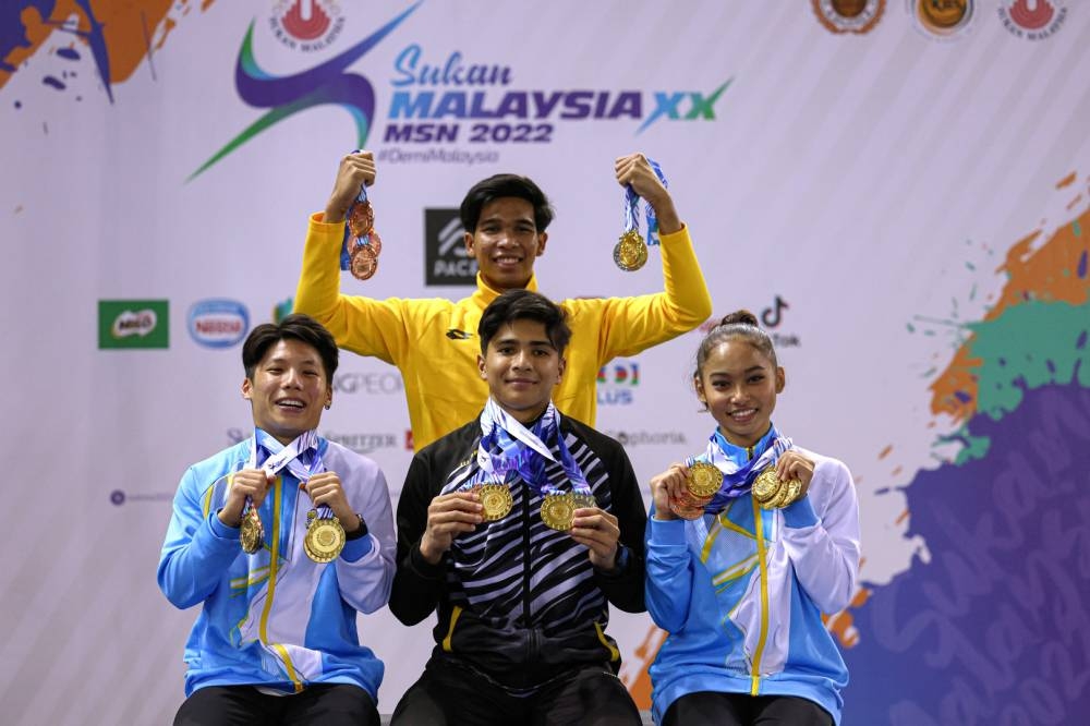 Terengganu gymnast Muhammad Sharul Aimy Mohd Kamaru Hisam (front, centre) with Perak gymnast Luqman Al Hafiz Zulfa (back) and Penang gymnasts Ng Chun Cheng (left) and Zarith Imaan with their medals at the Bukit Jalil National Stadium, September 19, 2022. — Bernama pic 