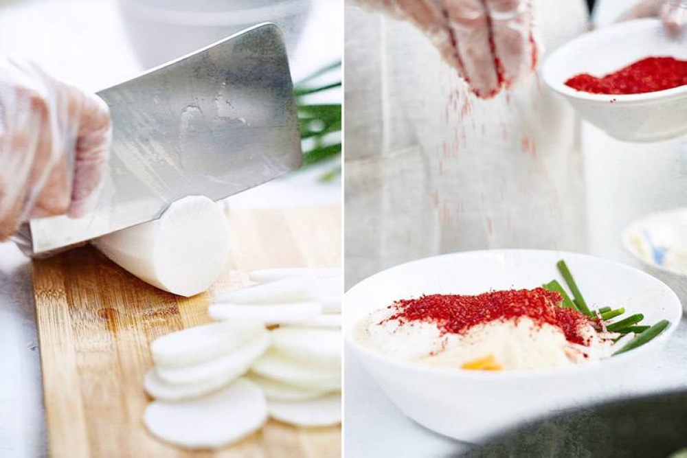 Slicing white radish (left) and seasoning the vegetables with 'gochugaru' (right).