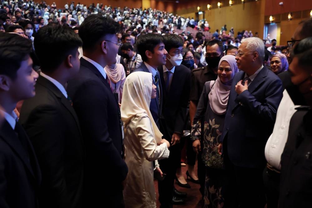 Datuk Seri Ismail Sabri Yaakob greets students at the 2022 PESP award presentation ceremony at the Kuala Lumpur Convention Centre September 20, 2022. — Bernama pic