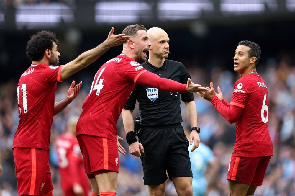 Liverpool’s Mohamed Salah, Thiago Alcantara and Jordan Henderson appeal to referee Anthony Taylor Action during the Premier League match against Manchester City at Etihad Stadium, Manchester, April 10, 2022 — Action Images via Reuters