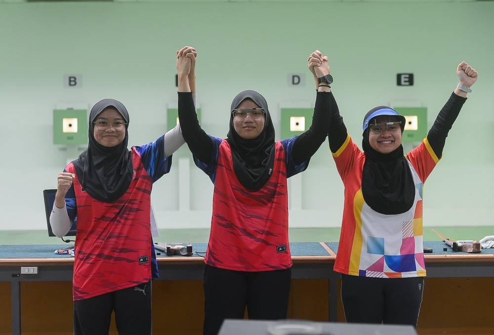 Johor’s Nurul Syasya Nadiah Mohd Arifin (centre) with her gold medal in the 10m women’s air pistol event. Silver went to Selangor’s Dina Batrisyia Adi Azhar (right) while Johor’s Mumtazah Syahiidah Shamsuri received the bronze. — Bernama pic 